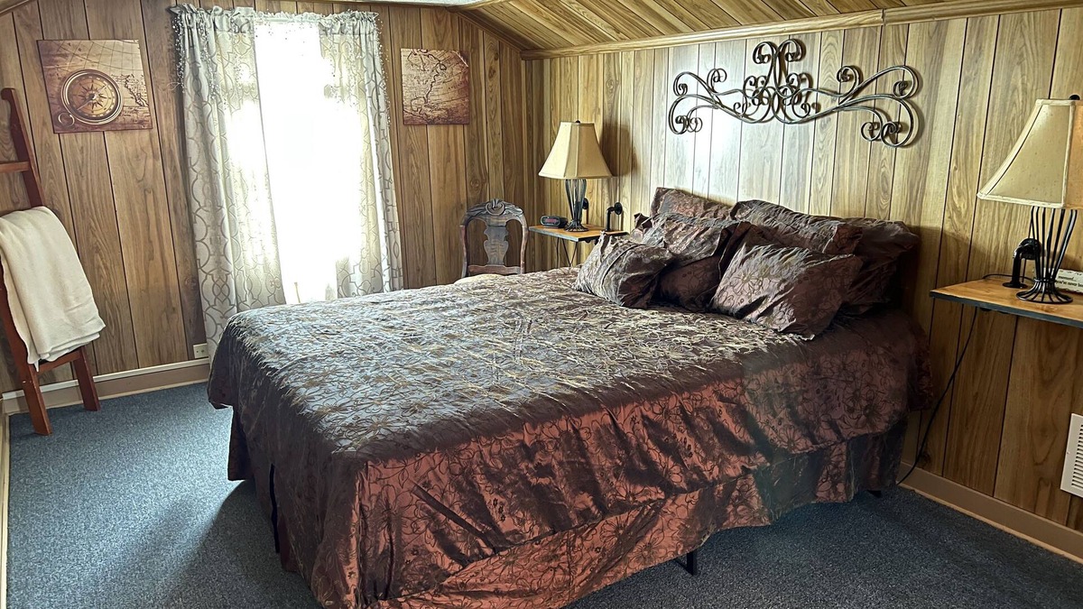 Maysville House | Furnished dormer room neighboring the Maysville Country Club.
