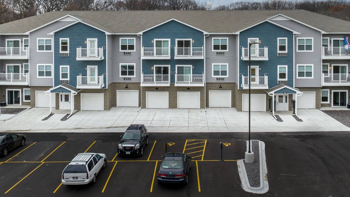 Bettendorf Apartment | Furnished Executive Studio Apartment on the Duck Creek Bike Path in Bettendorf.