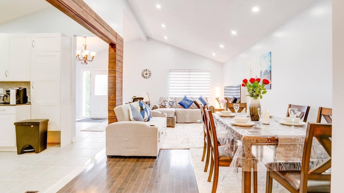 Pickering House | Furnished Family Home ★ KING BED ★ Parking ★ BBQ ★ Backyard ★ Discounted Price