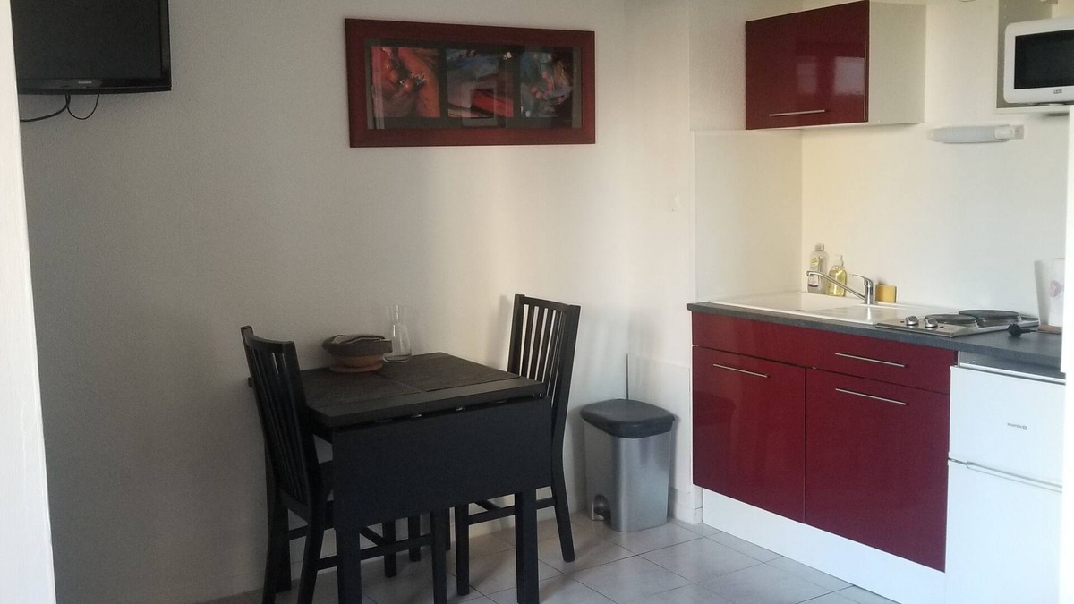 Courseulles-sur-Mer Apartment | Furnished one-storey studio 17m² with enclosed garden 300 metres from the sea
