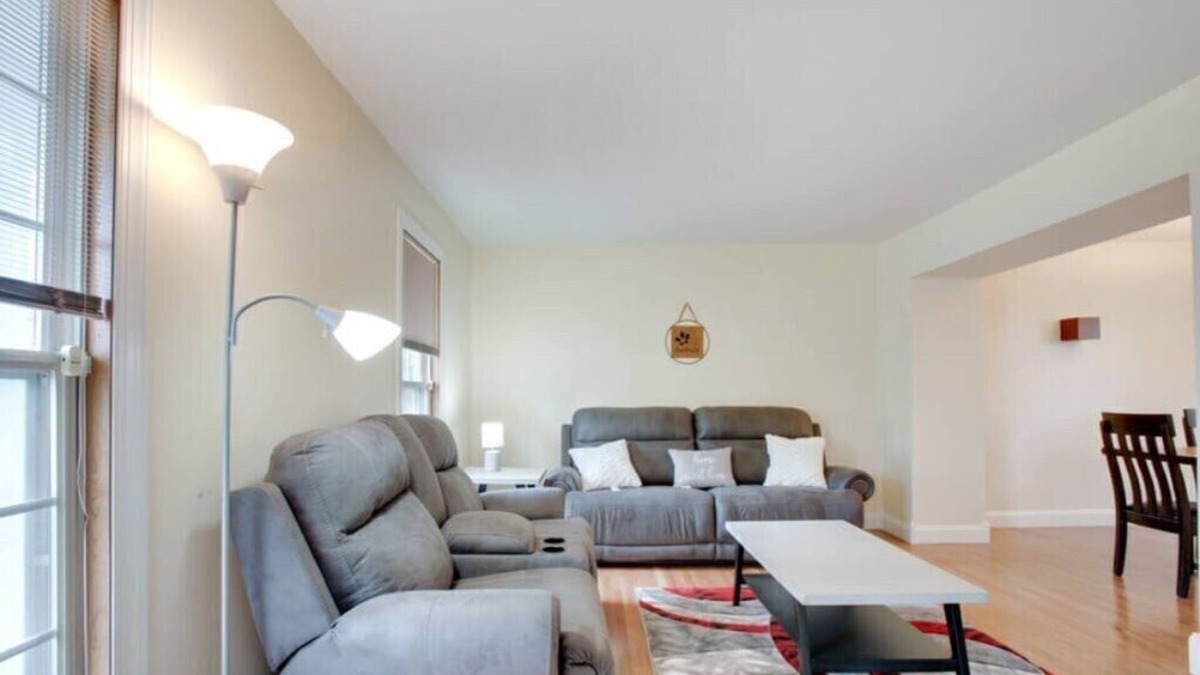 Fox Valley House | Furnished Private home in Aurora sleeps 9 guests