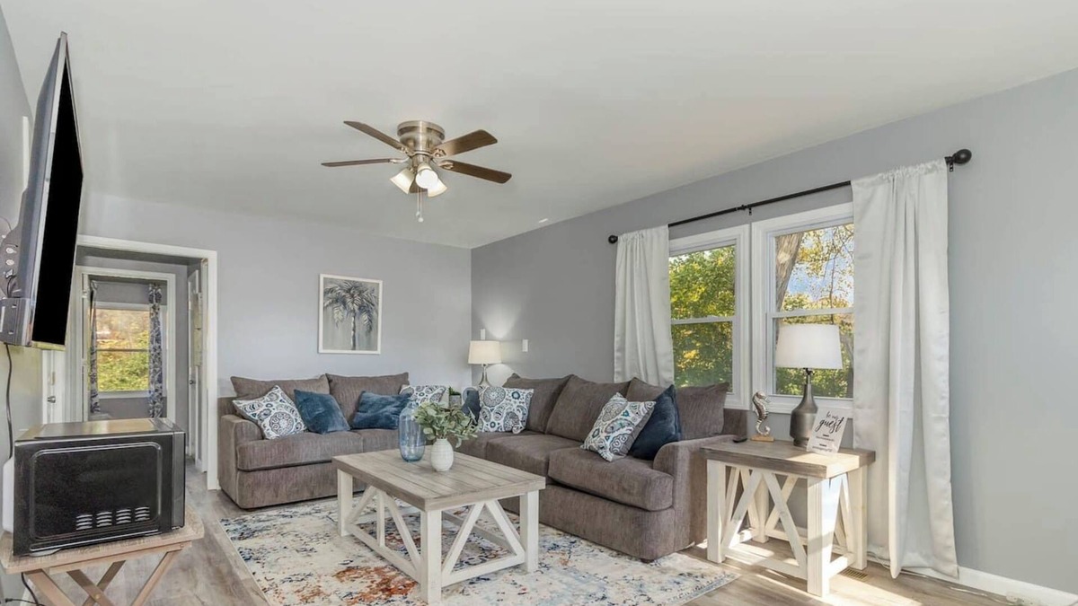 Middletown House | Furnished Ranch Home with FREE washer and dryer