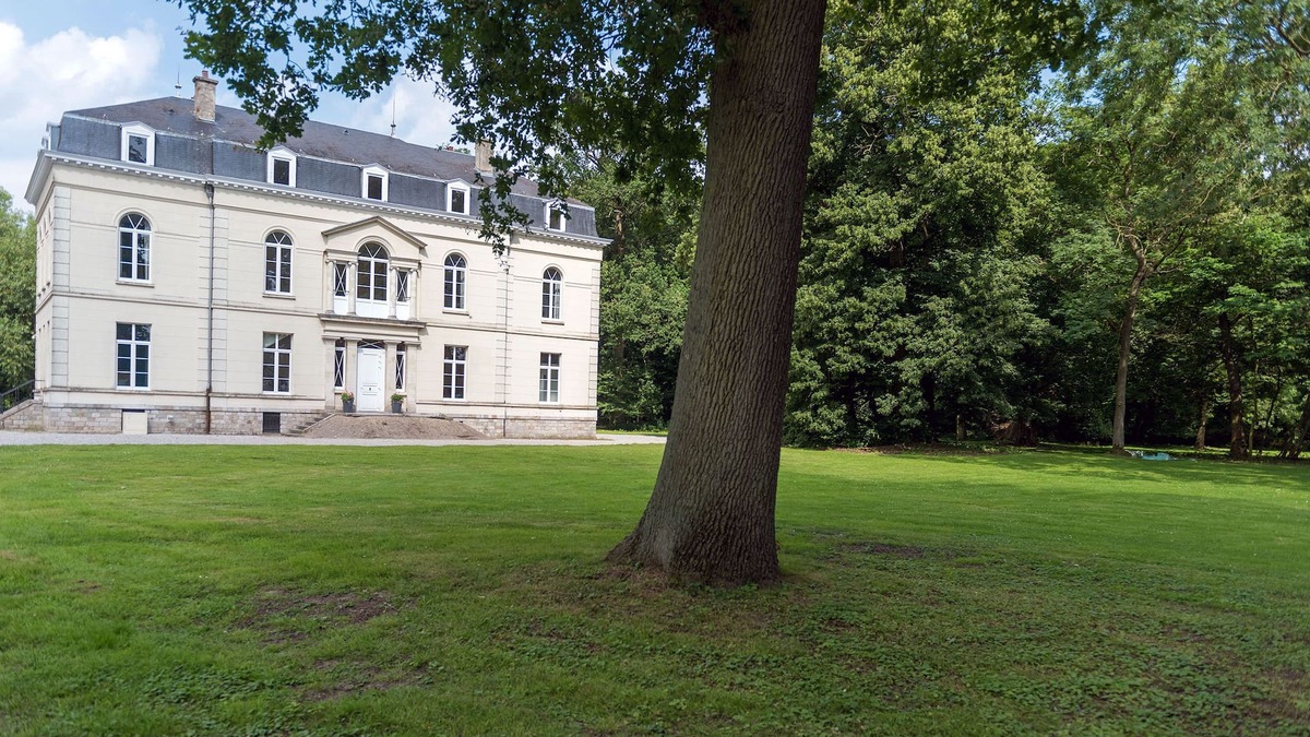 Cappelle-en-Pevele Bed & Breakfast | Furnished room in Chateau