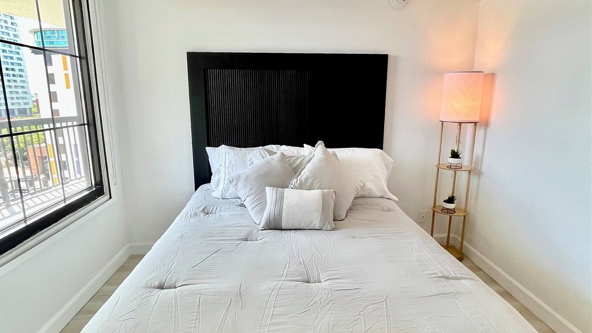 Downtown Baltimore Apartment | Furnished Studio – 1,650/Month Indoor Pool 2 Blocks from UMMC