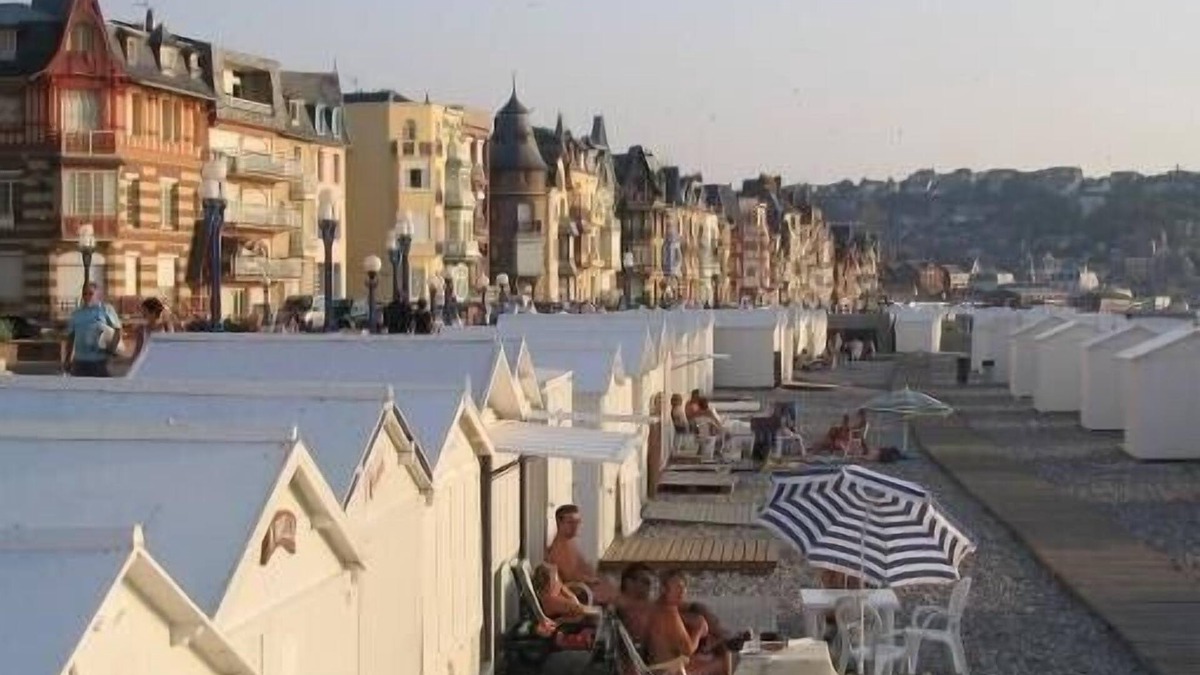 Mers-les-Bains Apartment | Furnished studio overlooking the sea at Mers-les-Bains