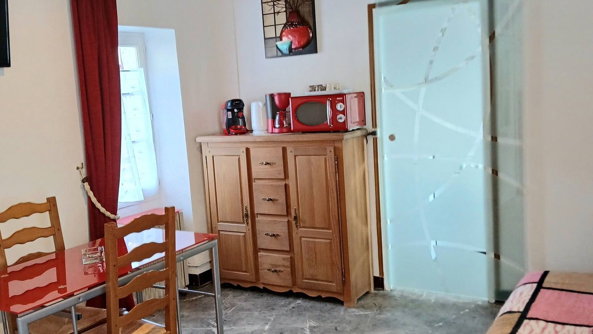 Veaugues Apartment | Furnished studio in the heart of the village