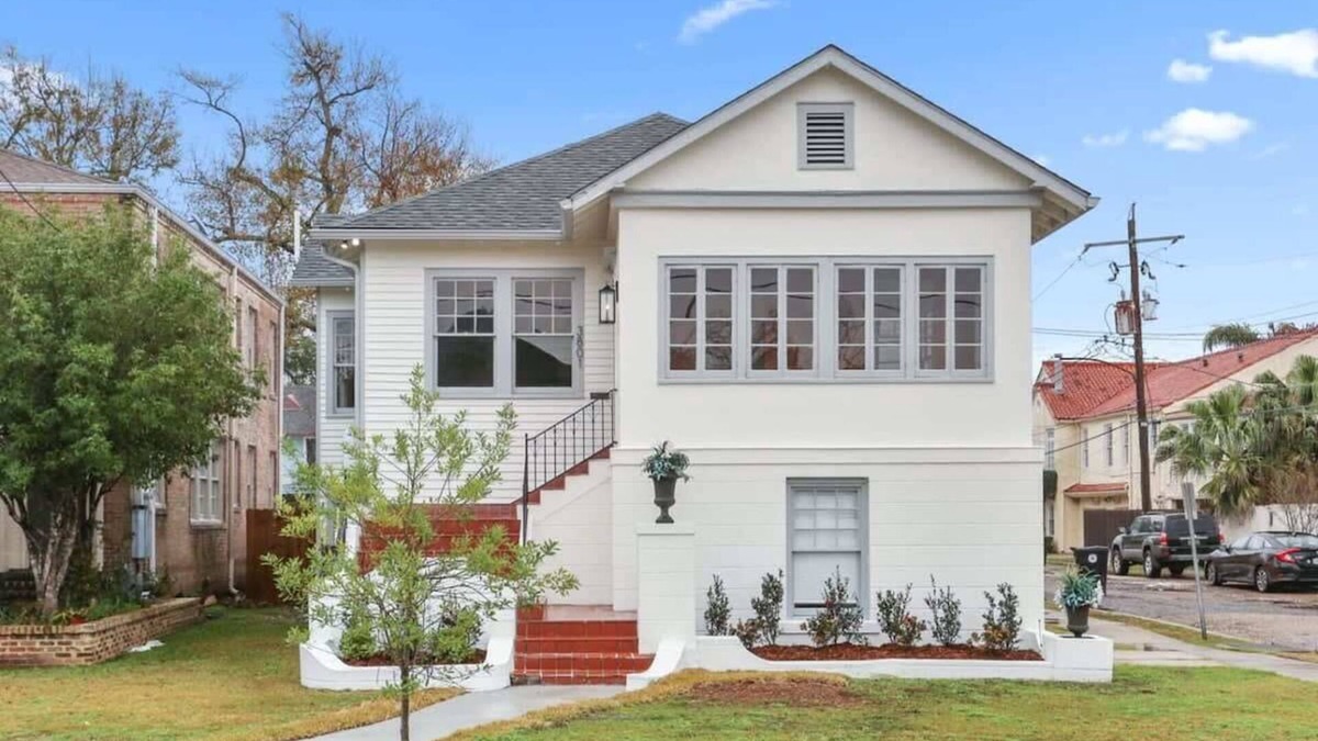 Broadmoor Apartment | Furnished Studio on adorable st, W Parking!