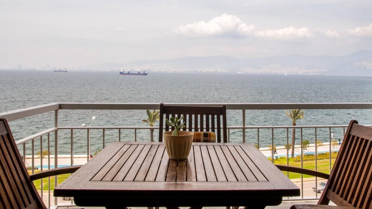 Konak Apartment | Furnished Stylish Sea View Flat in Izmir Konak