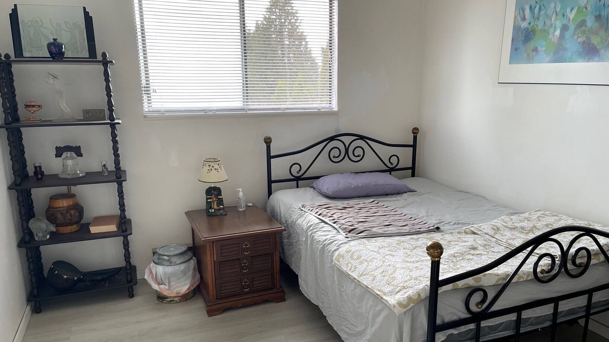 Gibsons House | Furnished whole house 5 bedrooms and 2.5 bathrooms for rent