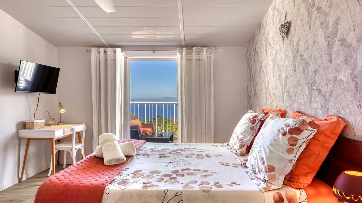 Petite-ÃŽle Apartment | Furnished with pool and ocean view terrace