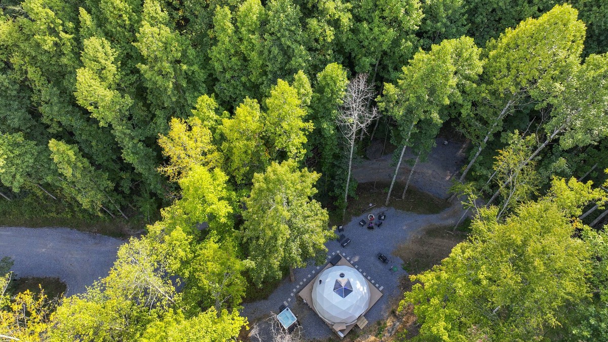 Cosby RV Rental | ➡️🛣️ Further up the Road Large Glamping Dome with Hot Tub, Fire Pit and Grill