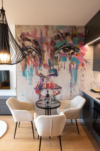 Lodz Apartment | Fuzja w Chmurach - parking, klimatyzacja by FuzjaAparts