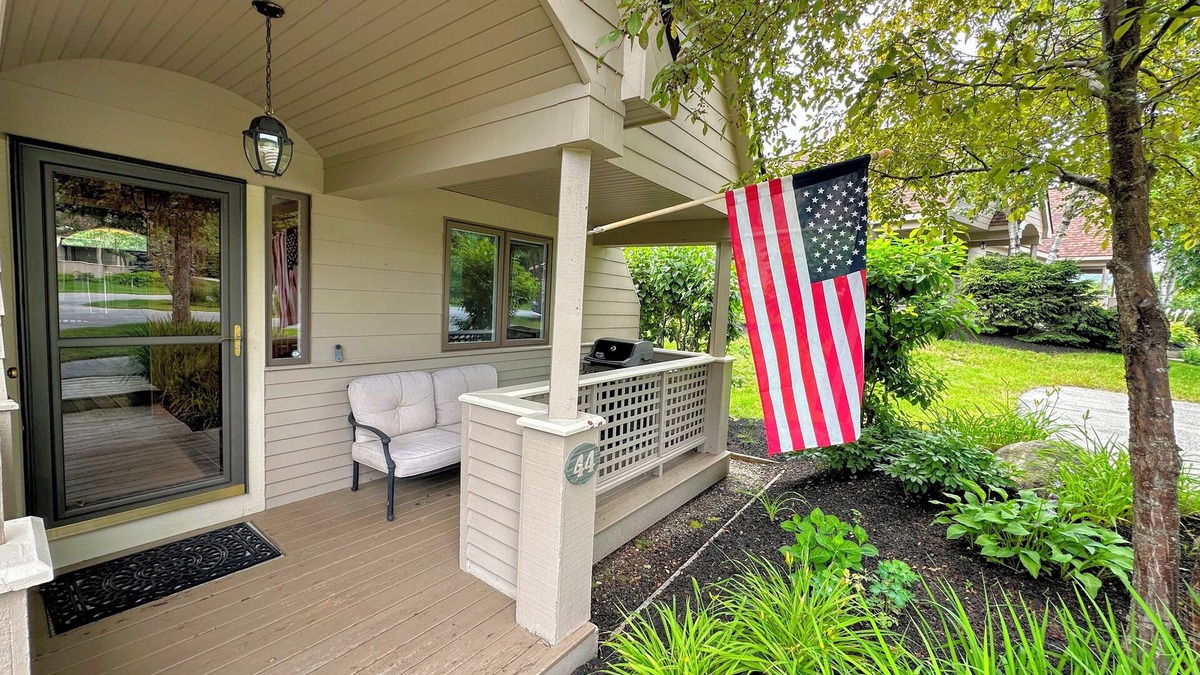 Bretton Woods Condo | FV44 tastefully updated single level with AC, WiFi, minutes from skiing, Dog Friendly!