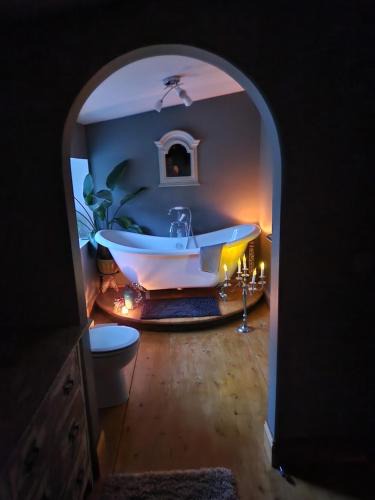 Cairndow House | Fyne Byre Cottage - Barn Conversion with Hot Tub
