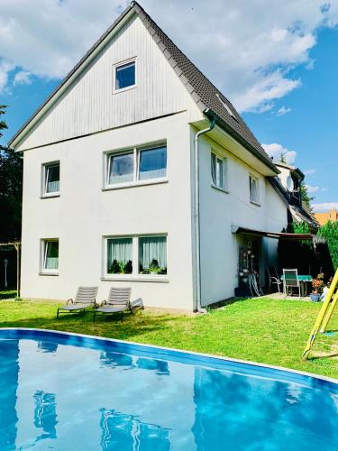 Falkensee House | Gästehaus Falkensee, nahe Berlin mit Pool