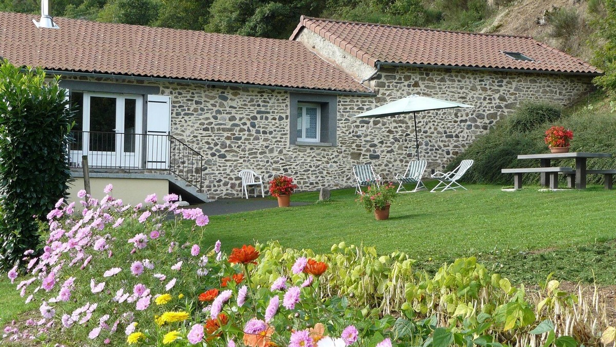 Massiac Other | Gîte à la ferme les 3 guêpes : La Grange IN THE HEART OF THE CANTAL