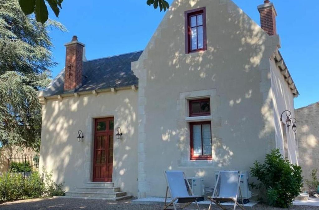 Ainay-le-Vieil House | Gîte élégant avec jardin privé, climatisation et parking à Ainay-le-Vieil - FR-1-586-7