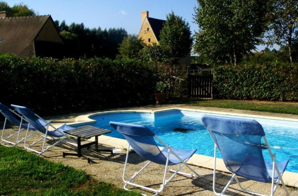 Asnieres sur Vegre House | Gîte 4 pers avec piscine chauffée et jardin au bord de la Vègre, proche village médiéval. - FR-1-410-152