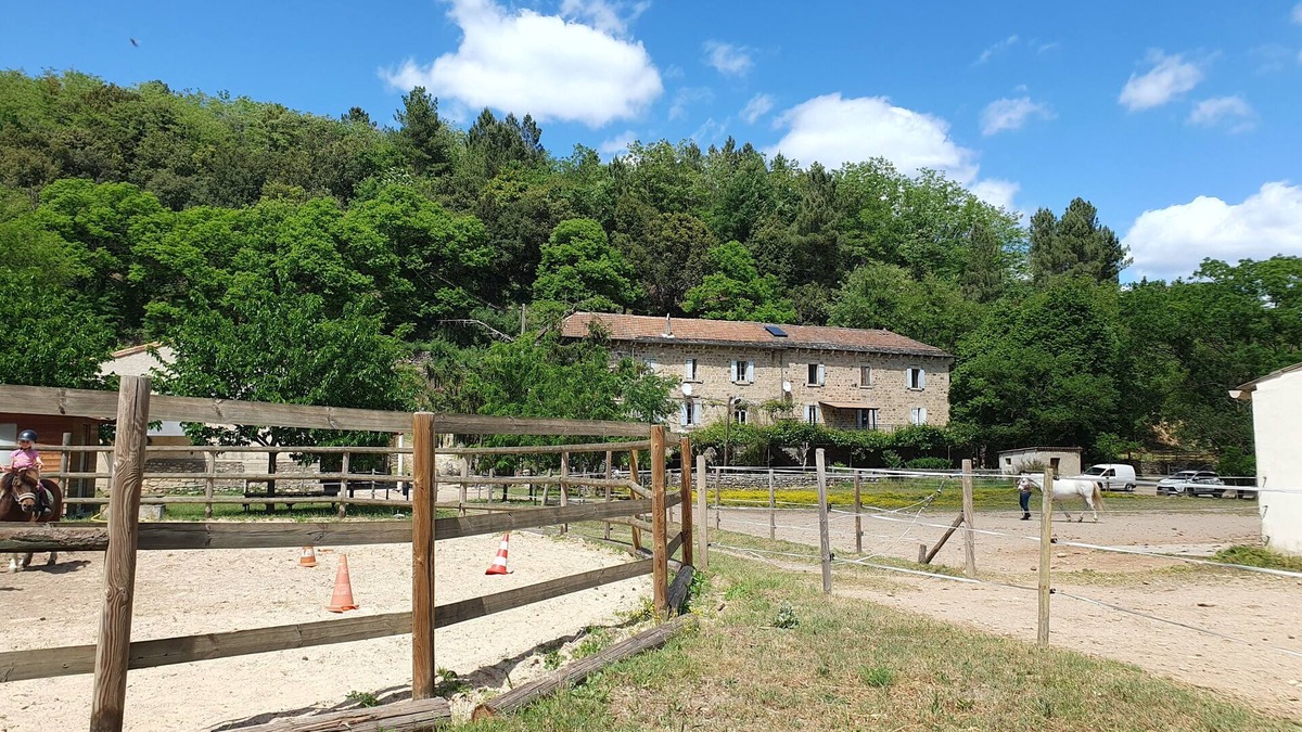 Les Salelles House | Gîte au Cœur D'un Centre Équestre