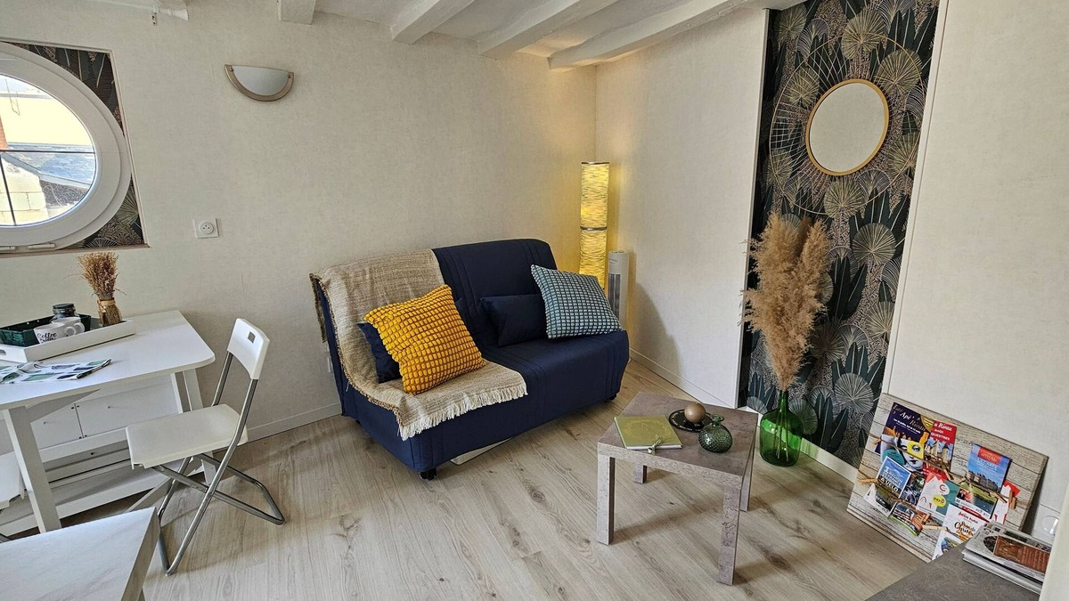 Savigny-en-Veron House | Gîte Aux-Enverons, Gîte "Aux-Enverons