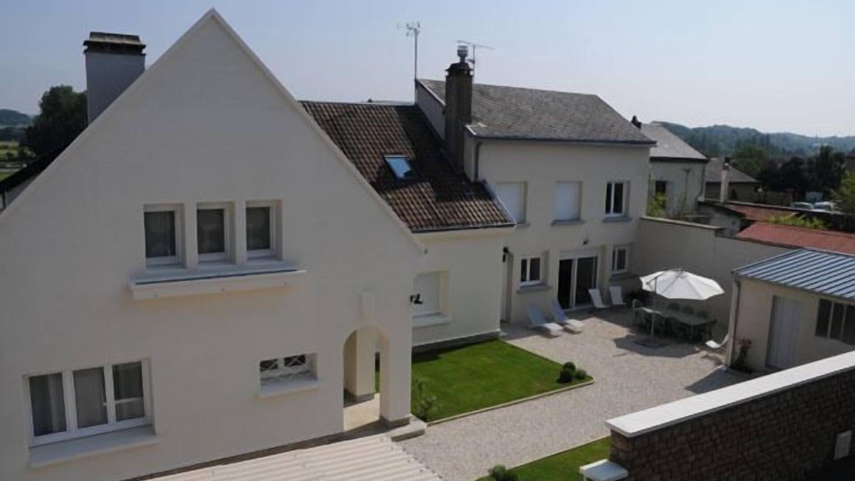 Glaire House | Gîte Boucle de Meuse 150 m voie verte, 3 km Sedan. 3 bicycles, indoor table tennis.