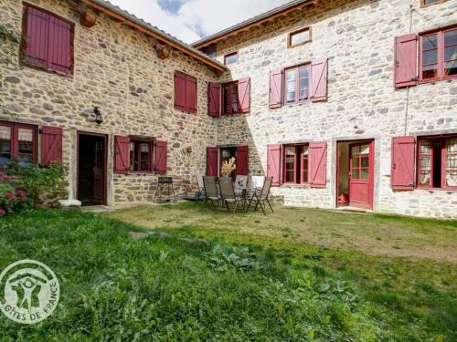 Saint-Just-en-Bas House | Gîte charmant avec cheminée, terrasse, et jardin privé à Saint-Just-en-Bas - FR-1-496-19