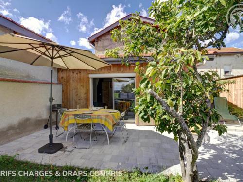 Balbigny House | Gîte confort à Balbigny : 2 chambres, terrasse, jeux, équipements modernes, charges incluses - FR-1-496-282