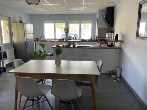 La Suze-sur-Sarthe House | Gîte confortable avec piscine, parking et Wi-Fi à La Suze-sur-Sarthe - FR-1-410-399