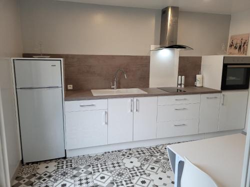 Louplande House | Gîte Confortable près du Mans avec Piscine, Parc de Jeux et Vélo - FR-1-410-364