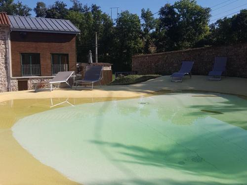 Croizet-sur-Gand House | Gîte de charme avec piscine privative, terrasse, jardin, proche rivière - animaux acceptés - FR-1-496-25