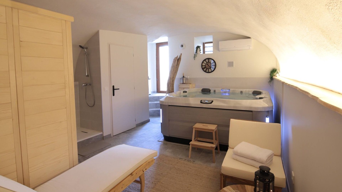 Donzere House | Gîte de Charme Avec Jacuzzi et Sauna Privatifs
