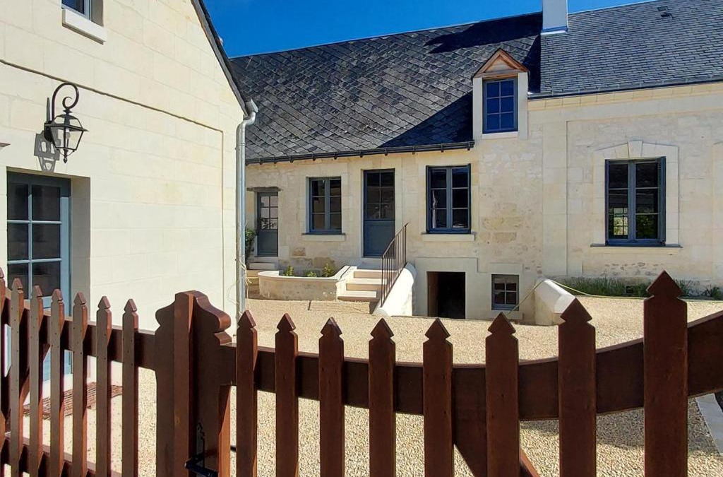 Benais House | Gîte de charme avec jardin au cœur des châteaux, WiFi, parking inclus - FR-1-381-543