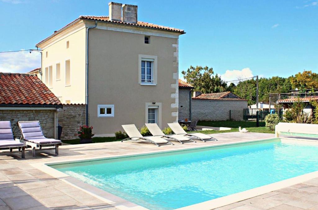 Vars House | Gîte de charme avec piscine chauffée, jardin privatif et équipements bébés, à 15 min d’Angoulême - FR-1-653-16