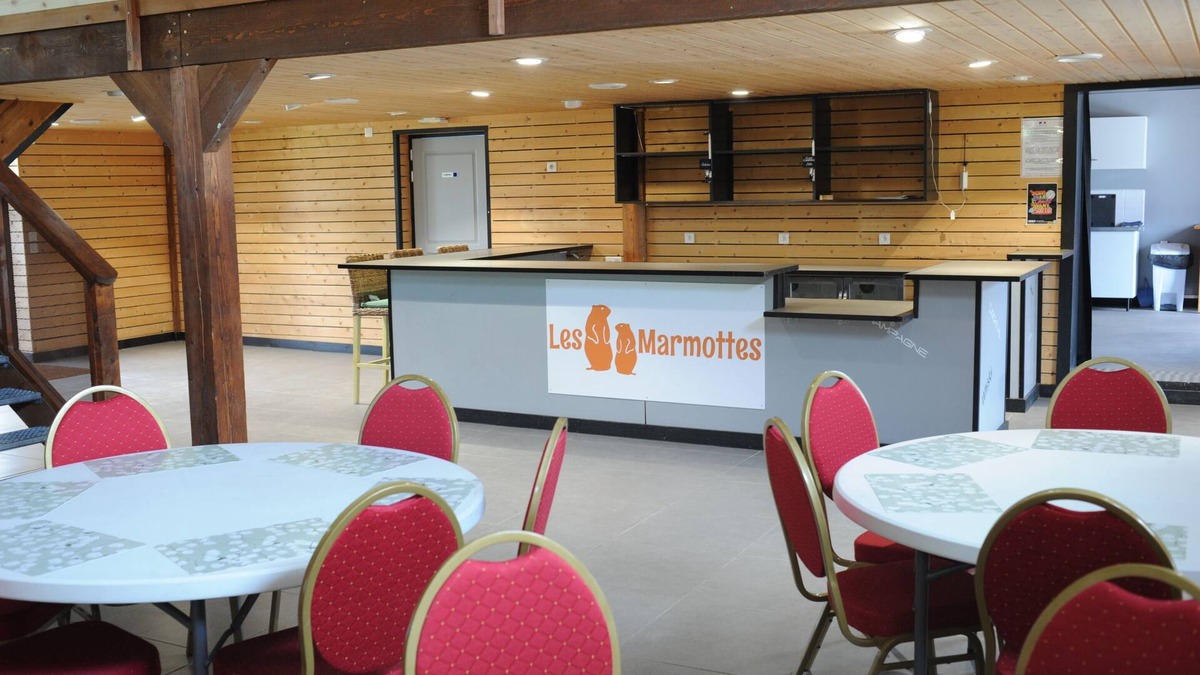 Aunay-sous-Auneau Cottage | Gîte de groupe décor de chalets bois Les Marmottes
