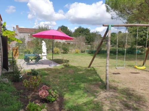 Beaulieu-sous-la-Roche House | Gîte de la BOËRE - piscine