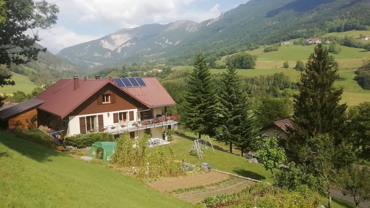 Chezery Forens Apartment | Gîte de La Poivrière - Location Meublée Dans les Monts Jura