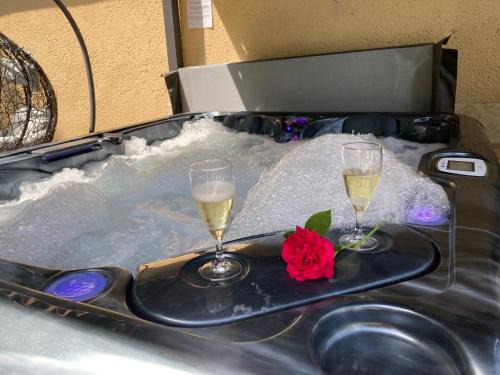 Frayssinet-le-Gelat House | Gîte des Combes Blanches avec piscine et jacuzzi