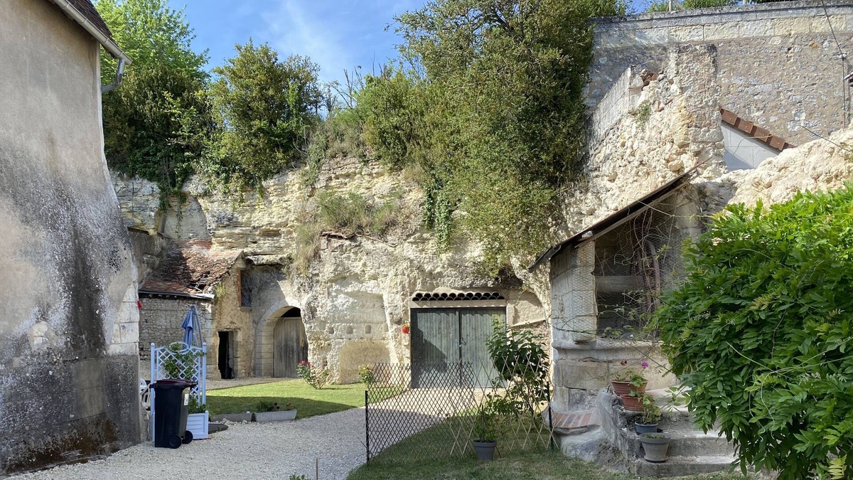 Montrichard Val de Cher House | Gîte du carroir, 16th century, private courtyard, between Beauval zoo and Chenonceaux