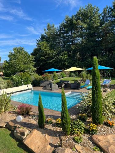 Angrie House | Gîte Ecrin de Verdure Jacuzzi et piscine