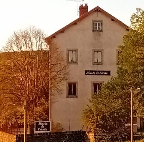 Le Monastier-sur-Gazeille Bed & Breakfast | Gîte et Chambres d'hôtes du Musée Ecole