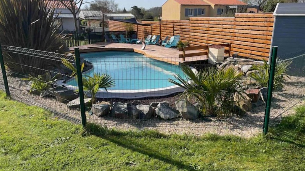 Saint-Hilaire-le-Vouhis House | Gîte Familial Avec Piscine & Prestations