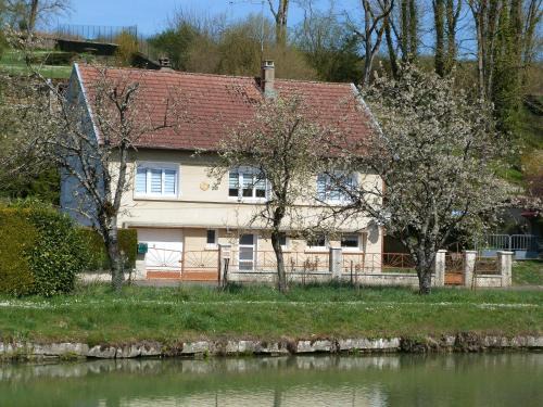 Vilosnes-Haraumont House | Gîte familial au bord de la Meuse, proche Verdun, activités nature, confort tout inclus - FR-1-585-83