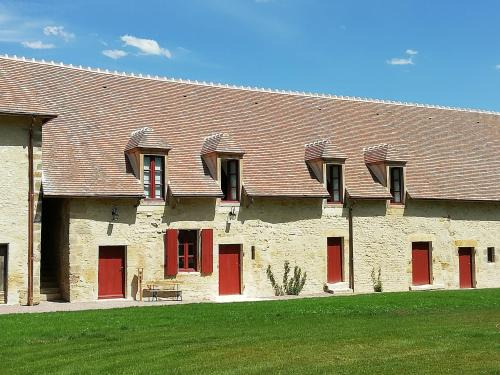Ainay-le-Vieil House | Gîte familial au calme avec parc et jardin, pour 8 personnes, près d’un château historique - FR-1-586-15