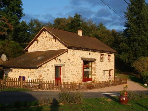 Barrais-Bussolles House | Gîte familial avec pêche, cascade, animaux et activités variées, proche de Vichy et Le PAL - FR-1-489-122
