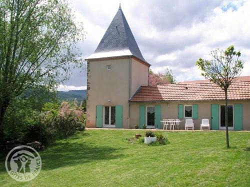 Lentigny House | Gîte familial calme avec jardin, terrasse, équipements modernes et jeux pour enfants à Lentigny - FR-1-496-129
