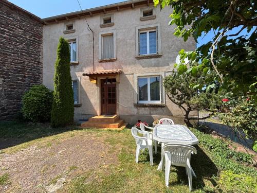 Solignac-sur-Loire House | Gîte familial paisible, proche Gorges de la Loire, avec cour fermée, 3 chambres, équipements bébé - FR-1-582-116