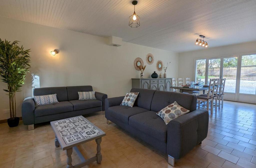 Puyreaux House | Gîte Familial Rénové en Pleine Nature avec Jardin, Terrasse et Activités de Plein Air - FR-1-653-227