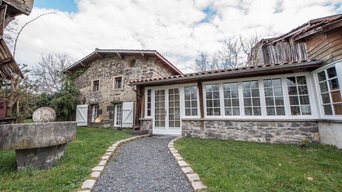 Genouillac House | Gîte Idéalement Situé Pour Visiter le Département du Puy-de-dôme