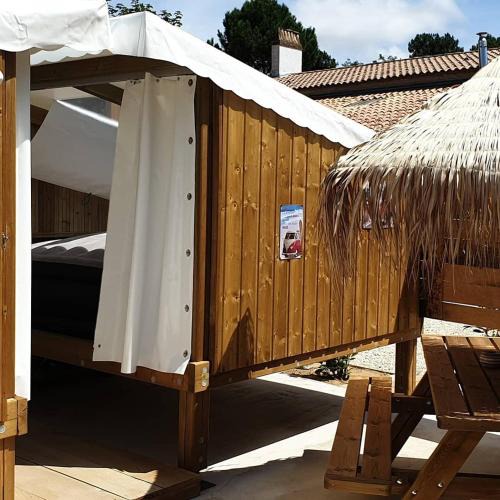 Les Mathes Cabin | Gîte insolite vue sur le ciel étoilé , cuisine, salle d eau, 2 chambres , proche du zoo de La Palmyre