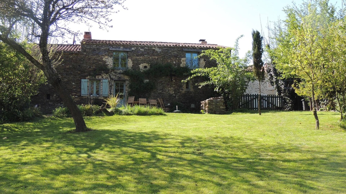 Sigournais House | Gîte Kierkegaard. Direct access to Lake Rochereau. Near Puy du Fou